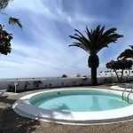 Mariposa - 1 Bedroom Poolside Apartment