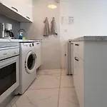 Mariposa - 1 Bedroom Poolside Apartment *