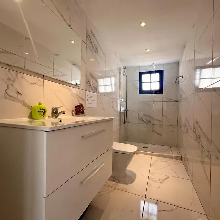 Mariposa - 1 Bedroom Poolside Apartamento